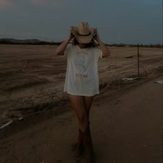 Emo Cowgirl, Country Girl Aesthetic, Cowgirl Summer, Brunette Aesthetic, Grad Outfits, Drip Fits, Country Gal, Country Aesthetic, Christina Lauren