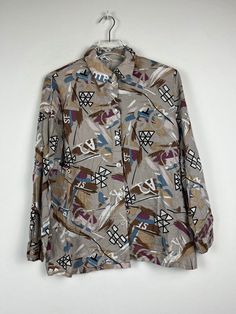 For sale is a vintage long sleeve crazy pattern shirt in beautiful design. The retro shirt is in great condition. This summer shirt is the perfect piece for a festival or a party. You can wear this colorful 90s casual shirt in an oversize look. This is a unique old school shirt. Here are the dimensions: Size: 42 Length: 65cm Broad: 51cm Estimated size: S Note: With Shoulder Pads - can easily be removed Please compare the measurements before purchasing - if there are any questions, please do not Casual Abstract Print Shirt For Fall, Casual Fall Shirt With Abstract Print, Fall Long Sleeve Shirt With Abstract Print, Fall Button-up Shirt With Abstract Print, Fall Abstract Print Button-up Shirt, Patterned Shirt With Graphic Print For Fall, Patterned Graphic Print Shirt For Fall, Patterned Oversized Long Sleeve Blouse, Vintage Long-sleeve Printed Tops