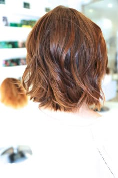 modern shag haircut for thick hair Short To Shoulder Length Hairstyles, Back Of Bob Haircut, Bob Haircut Back View, Auburn Bob, Modern Shag Haircut, Modern Shag, Shaggy Haircuts, Color Balayage, Modern Haircuts