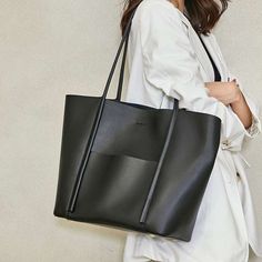 Diese stilvolle Arbeitstasche aus echtem Leder für Damen verfügt über ein großes Hauptfach und einen bequemen Schultergurt und ist damit das perfekte Accessoire für die vielbeschäftigte Fashionista. Der geräumige Innenraum bietet Platz für alles, was Sie für die Arbeit oder Freizeit benötigen, während die mitgelieferte passende kleine Tasche kleine Utensilien organisiert aufbewahrt. Mit ihrem modischen Design und den multifunktionalen Eigenschaften lässt sich diese Ledertasche mühelos vom Büro zum Ausgehen am Abend tragen.


 MATERIAL - Hergestellt aus 100 % hochwertigem Rindspaltleder, einfarbig, fühlt sich angenehm an, ist zart und langlebig. Die Hardwareteile bestehen aus dicken Gussteilen und hochwertigen Metallteilen. Die Nähte sind gut verarbeitet, fest und glatt.

 ABMESSUNGEN – 13 Black Leather Work Bag, Black Suite, Leather Work Bag, Fashionable Bags, Leather Tote Bag Women, Black Leather Tote Bag, Woven Tote Bag, Stylish Shoulder Bag, Black Leather Tote