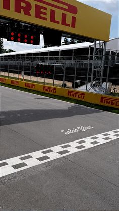 an empty race track with a red and yellow sign above it that says trelli