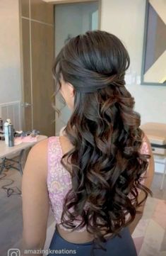 Prom Curly Hairstyles Down, One Side Wedding Hairstyle, Cute Curls Hairstyles, Loose Curl Hairstyle, Cute Hairstyles Curled, Prom Hairstyles Half Up Half Down Medium, Wedding Hairstyles Dark Hair, Half Up Bridal Hair With Veil, Peinados Elegantes Sueltos