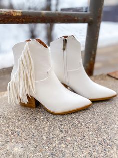 Cowgirl Boots With Fringe, Western High Heels, Western Wedding Shoes, Winter Wedding Boots, Nashville Looks, White Wedding Boots, Country Wedding Shoes, Western Footwear