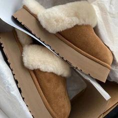 Fuzzy Slipper Pumps Prettiest Celebrities, Platform Flip Flops, Fuzzy Slippers, Warm Slippers, Suede Fashion, Warm Boots, Suede Mules, Casual Home, Fur Slippers