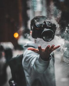 Photography 4k, Holding A Camera, Fotocamere Vintage, Levitation Photography, Self Photography, Photographer Camera, Photographie Portrait Inspiration, Creative Photography Techniques, Wallpaper Tumblr