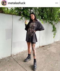 Punk Band Concert Outfit, Flannel Rock Outfits, Goth Chic Outfits Plus Size, Alternative Nashville Outfits, Grunge Biker Shorts Outfit, Alternative Festival Fashion, Alternative Fashion Concert, Millenial Alt Fashion, Edgy Midi Skirt Outfit