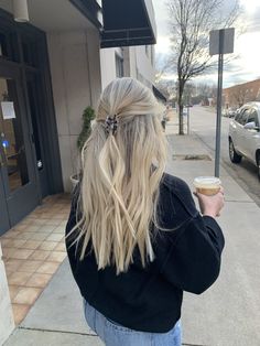 Blonde Hair Inspo Winter, Snowy Blonde Hair, Blonde Midi Hair, Winter Ash Blonde Hair Color, Winter Blond Hair, Blonde Autumn Hair, Frosty Blonde Hair, Blonde Hair Lengths, Long Blonde Hair Styles