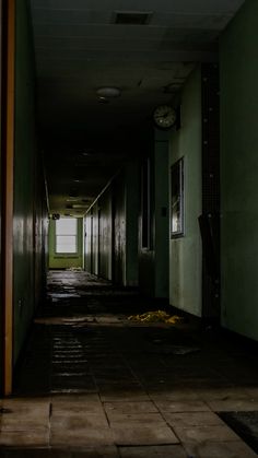 an empty hallway with no people in it