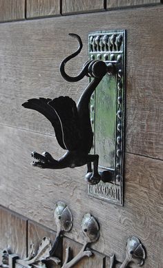 an image of a door handle with a lizard on it and some keys attached to it