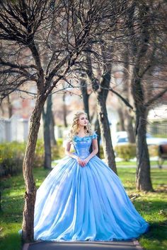 Cinderella Cosplay, Quinceanera Photoshoot, Cinderella Movie, Diy Kostüm, Fairy Tale Wedding Dress, Princess Cosplay, 파티 드레스, Disney Cosplay, Cinderella Dresses