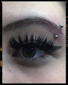 Eyebrow Piercing Idea Pearsings Ideas Face, Eyebrow Percinings, Eyebrow Piercing Ring, Eyebrow Ring Piercing, Elle Fanning Hair, Pretty Piercings, Light Up Dresses