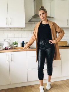 Leather Joggers Outfit Casual, Leather Joggers Outfit Winter, Black Leather Joggers Outfits, Leather Joggers Outfit, Jogger Outfit Casual, Gucci Trainers, Joggers Outfit Women, Leather Culottes