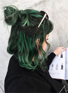 Black And Green Hair, Medium Wigs, Hair Messy, Helix Piercings, Hair Color Crazy, Hair Inspo Color, Grunge Hair, Crazy Hair, Hair Color Trends