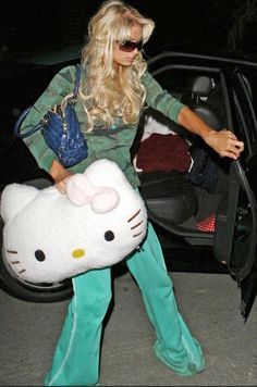 paris hilton getting out of a car with a big hello kitty head bag Paris Hilton Outfits, Paris Hilton Aesthetic, Paris Hilton 2000s, Paris Hilton Style, Paris And Nicole, 2000s Icons, 00s Mode, Early 2000s Fashion, 2000s Outfits