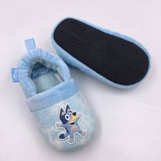 The perfect blend of comfort and style for your little one, these Toddler Bluey Cloud Slippers - Blue is great to relax or play while at home. These slippers are a delightful choice for young adventurers and bluey enthusiasts alike. It features a padded footbed and a textured sole to prevent slips. Blue Casual Outdoor Slippers, Blue Non-slip Slip-on Slippers, Comfortable Blue Indoor Slippers, Comfortable Soft Blue Slippers, Playful Non-slip Slippers For Playtime, Blue Non-slip Casual Slippers, Soft Blue Indoor Slippers, Casual Super Soft Blue Slippers, Blue Slip-on Slippers For Indoor Use