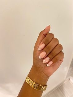 French Tip With Swirl Nails, White French Tip Nails With Design Oval, Oval Nails With White Tips, French Nails Design Short, Short Nails With White Design, White Tips Oval Nails, Round Tip French Nails, French Round Tip Nails, Short Acrylic Nails Round French Tips