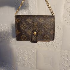 Authentic This Is An Authentic Louis Vuitton Monogram French Wallet. This Stylish Purse Is Crafted Of Louis Vuitton Monogram On Toile(Coated)Canvas. It Has A Brass Bar Frame And A Gold Kiss Lock Top That Opens To A Cross-Grain Leather Interior With A Patch Pocket And Card Slots You Can Fit Your Hand On The Secret Bill Holder The Exterior Canvas Is Clean With Corner Wear The Metal Kiss-Lock Closure Have Some Scratches . Corner Wear With Discrepancies View Pic The Interior Is Has Scratches Peel Inside No Odor Vintage And Discontinued Base Length: 5 In Height: 3.5 In Width: 1 In Brown Rectangular Coin Purse With Key Clip, Louis Vuitton Chain Wallet, Louie Vuttion Key Pouch, Louis Vuitton Zip Wallet, Bill Holder, Brass Bar, Louis Vuitton Victorine Wallet Monogram, Stylish Purse, Authentic Louis Vuitton