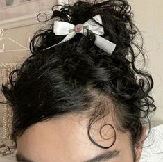 cute bow curly hairstyles Dark Curly Hair, Bow Hairstyle, Peinados Fáciles Para Cabello Corto, Cute Accessories, Short Curly Hair, Dream Hair