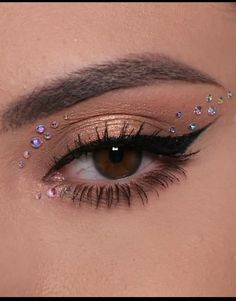 Jewels Makeup Look, Gem Eye Makeup Simple, Beaded Eye Makeup, Rhinestone Eye Look, Homecoming Makeup With Rhinestones, Easy Face Gem Ideas, Prom Makeup Diamond, Gold Makeup Looks With Rhinestones, Eye Makeup Stones