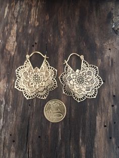 Tribal geometric mandala gold earrings dainty made of brass. SIZE: 45 mm x 40 mm. YOU CAN FIND SOME SIMILAR MODELS IN: https://www.etsy.com/es/listing/483419991/pendientes-tribal-espiral-brass-earrings?ref=shop_home_active_1&frs=1 https://www.etsy.com/es/listing/702446473/pendientes-bohemios-ethnic-earrings-gold?ref=shop_home_active_6&frs=1 https://www.etsy.com/es/listing/701692855/pendientes-tribales-gold-earrings-ethnic?ref=shop_home_active_7&frs=1 SHIPPING: I use certified mail fo Bohemian Brass Drop Flower Earrings, Bohemian Metal Flower Earrings For Gift, Bohemian Bronze Flower Earrings Nickel Free, Bohemian Metal Flower Earrings As Gift, Bohemian Bronze Flower Earrings Nickel-free, Bohemian Gold Pierced Flower Earrings, Bohemian Flower Earrings For Festivals, Bohemian Handmade Gold Flower Earrings, Handmade Bohemian Gold Flower Earrings