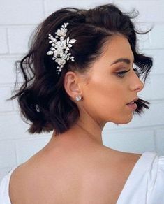 Short Bridal Hair, Sparkly Hair Accessories, Short Hair Bride, Curly Wedding Hair, Hairdo Wedding, Best Wedding Hairstyles, Trendy Wedding Hairstyles, Short Wedding Hair, Penteado Cabelo Curto