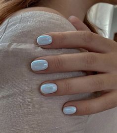 Job Interview Nails Color, Oval Gel Nails Designs, Chrome Nails Designs Blue, Spain Nails Ideas, Blue Nails Shellac, Pale Blue Chrome Nails, Blue Chrome Nails Short, Round Nails Short