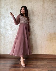 Elegant Anarkali, Anarkali Patterns, Simple Frock Design, Long Frock Designs, Chikankari Kurti, Gown Party Wear, Long Gown Design, Simple Frocks, Churidar Designs