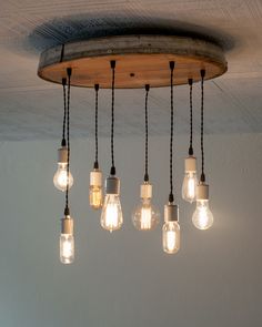 a bunch of light bulbs hanging from a ceiling