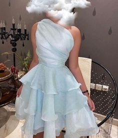 Este vestido de fiesta de organza de un solo hombro en color azul claro es una opción espectacular para cualquier ocasión especial. Fabricado con organza de alta calidad, el vestido ofrece un aspecto lujoso y elegante. Su diseño de un solo hombro aporta un toque moderno, mientras que el ajuste personalizado garantiza una silueta perfecta. Destaca entre la multitud con este hermoso vestido Hoco.

 Detalles:

 Estilo de vestido: línea A

 Color: Azul claro

 Escote: Inclinado

 Mangas: Sin mangas Pretty Bridesmaid Dresses, Robes Glamour, Hoco Dress, Tulle Homecoming Dress, Looks Party, Pretty Prom Dresses, Sweet 16 Dresses, Grad Dresses, Glam Dresses