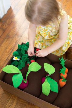 Plantable Felt Garden Box tutorial from A Beautiful Mess - incl. instructions for making carrots, beets, strawberry plants and planting box Felt Garden, Felt Food, Garden Boxes, Baby Diy, Handmade Holiday, Dramatic Play, Baby Crafts, Felt Diy, Felt Toys