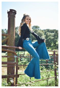 Big Bell Bottom Jeans Outfit, Wrangler Bell Bottom Jeans, Lainey Wilson Inspired Outfits, Western Bell Bottom Outfit, Bell Bottom Jeans Outfit Country, Western Bell Bottoms, Bellbottom Pants Outfits, Outfit Flare Jeans, Country Music Outfits