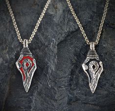 ** Horde pendant handmade in sterling silver, inspired by the pendant of Varok Colmillosauro, character of the spectacular World of Warcraft game of which we are fans and players. represents the symbol of the Horde. After many years playing, we have finally decided to make a collection of pieces of Wow jewelry. This is the first ... but not the last. Many more will come! ** That's why we believe it can be a gift of great value for people who love World of Warcraft or anything that has to do with Handmade Silver Jewelry For Cosplay, Silver Fantasy Necklace With Hand Cast, Silver Pendant Jewelry For Fantasy Events, Silver Pendant Jewelry For Cosplay, Handmade Pendant Jewelry For Cosplay, World Of Warcraft Game, Warcraft Game, Cosplay Jewelry, Claw Ring