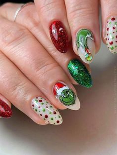 23 Mischievous Grinch Nails That’ll Totally Slay Your Holiday Look! | Everygirl Edit Christmas Elf Nail Art, Grinch Gel Nails, Grinch Themed Nails, Grinch Inspired Nails