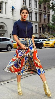 Eclectic Chic Outfits, Creative Style Outfits Inspiration, Tzniut Outfits, Outfits Mujeres, Eclectic Outfits, Moda Chic, Navy Blouse, Printed Skirt, Eclectic Fashion