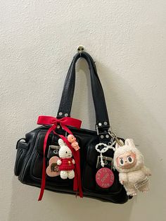 keychains Purse With Keychain, Quirky Bags, Keychain Bag Aesthetic, Purse Charms Diy Ideas, Keychain Photo, Bag Inspiration, Bag Charm Ideas, Keychain Bag, Weird Bags