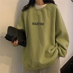 Description: A simple aesthetic casual sweatshirt in a few colors, perfect for going to college or school during the cooler seasons. Material: Cotton Polyester S: Length - 67cm/ Shoulder - 66cm/ Bust - 132cm M: Length - 69cm/ Shoulder - 68cm/ Bust - 136cm L: Length - 71cm/ Shoulder - 70cm/ Bust - 140cm XL: Length - 73cm/ Shoulder - 72cm/ Bust - 144cm 2XL: Length - 75cm/ Shoulder - 74cm/ Bust - 148cm Winter School Outfits, Sweat Couple, Oversize Sweatshirt, Winter Outfits For School, Soft Girl Outfits, Harajuku Outfits, Maxi Dresses Fall, Winter Girls, Tarzan