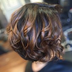 Full Body Bob Hairstyles, Balayage For Dark Brown Hair Short Curly, Short To Medium Hair Styles For Over 40, Wavy Short Hair With Highlights, Balayage On Short Hair Dark, Balayage For Dark Brown Hair Short, Brown Balayage Bob, Short Ombre Hair, Short Hair Balayage