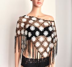 Handmade crochet cape (shawl) with white daisy A great piece for festivals or over a chic evening dress It is standard and suitable for sizes S-M-L White Crochet One-size Shawl, Handmade White Shawl For Spring, White Handmade Shawl For Spring, White Crochet Lace Shawl One Size, White Crochet Shawl For The Beach, White Bohemian Shawl For Festivals, Cape Outfit, Costume Capes, Chic Evening Dress