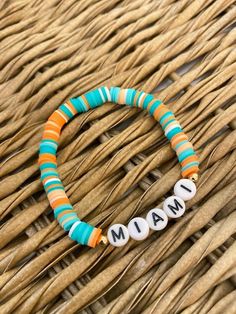 Bracelet with vibes of beach day Colorful Bead Bracelets, Surf Jewelry, Bracelet Stand, Diy Friendship Bracelets Patterns