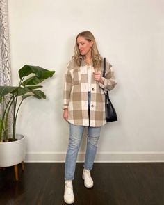 Lug Sole Chelsea Boots Outfit, Winter Outfits With Sneakers, Black Lug Boots, Outfit Ideas With Sneakers, Comfy Cozy Outfits, Lug Sole Chelsea Boots, Effortless Style Casual, Outfits With Sneakers