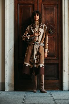 Ralph Lauren Fall 2021 Ready-to-Wear Fashion Show Collection: See the complete Ralph Lauren Fall 2021 Ready-to-Wear collection. Look 15 Cowgirl Style Outfits, Ralph Lauren Fall, Into The West, Luxury Outerwear, Ralph Lauren Style, Glen Plaid, Estilo Chic, Plaid Coat, Vogue Russia