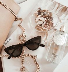 Era Victoria, Rose Gold Aesthetic, Heart Image, Aesthetic Header, Boujee Aesthetic, Shotting Photo, Cream Aesthetic, نظارات شمسية, Gold Aesthetic