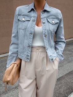 Light Colored Jean Jacket Outfit, Denim Jacket For Women, How To Style Denim Jacket Women, Jeans Coat Outfit Jackets, Long Jeans Jacket Outfit, Light Blue Denim Jacket Outfit Women, Jeans Jacket Outfit For Women, Light Blue Jean Jacket Outfit, Jean Coat Style Women