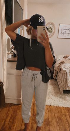 Lazy Going Out Outfits, Comfy Late Night Outfits, Lazy Outfit Ideas Summer, Comfy Cute Sweatpants Outfit, Spring Lazy Outfits, Like To Know It Outfits, Cute But Lazy Outfits, Comfy Athletic Outfits Winter, Comfy Fair Outfits