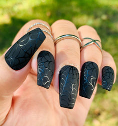 New nail designs trendy nail ideas Spooky Halloween Nails, Nails Halloween, Nail Swag, Black Spider, Halloween Nail Designs, Halloween Nail Art, Stick On Nails, Nail Arts, Art Tutorial