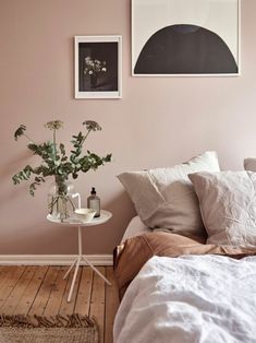 10 Scandinavian bedrooms that perfectly shows how adding colours can create a home that oozes of hygge #scandinavianbedroomideas Dusty Pink Bedroom, Scandinavian Bedrooms, Reka Bentuk Bilik Tidur, Pink Bedroom Walls, Design Ložnic, Interior Design Minimalist, Hiasan Bilik Tidur, Plants Wall, Bedroom Wall Colors