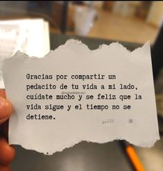 a person holding up a piece of paper with the words written on it in spanish