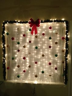 Ugly Sweater Friendsmas Decorations Diy, Merry Friendsmas Decorations, Diy Christmas Island Centerpiece, Birthday Window Decorations, Friends Christmas Party Decorations, Friendsmas Party Decorations, Xmas Apartment Decor, Christmas Backdrop Ideas Diy, Christmas Photo Background Diy