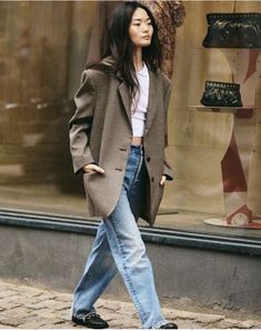 Oversize Blazer Outfit, Designer Blazers For Men, Blazer Outfits For Women, Sleek Dress, Moda Paris, Blazer Jeans, Blazer Designs, Looks Street Style, Pants Suit