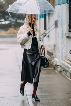 Leather Skirt Sandals, Leather Skirt Midi Outfit, Mid Length Leather Skirt Outfit, Midi Leather Skirt Outfit Winter, Leather Skirt Street Style, Skirt Leather Outfit, Leather Skirt Outfit Winter